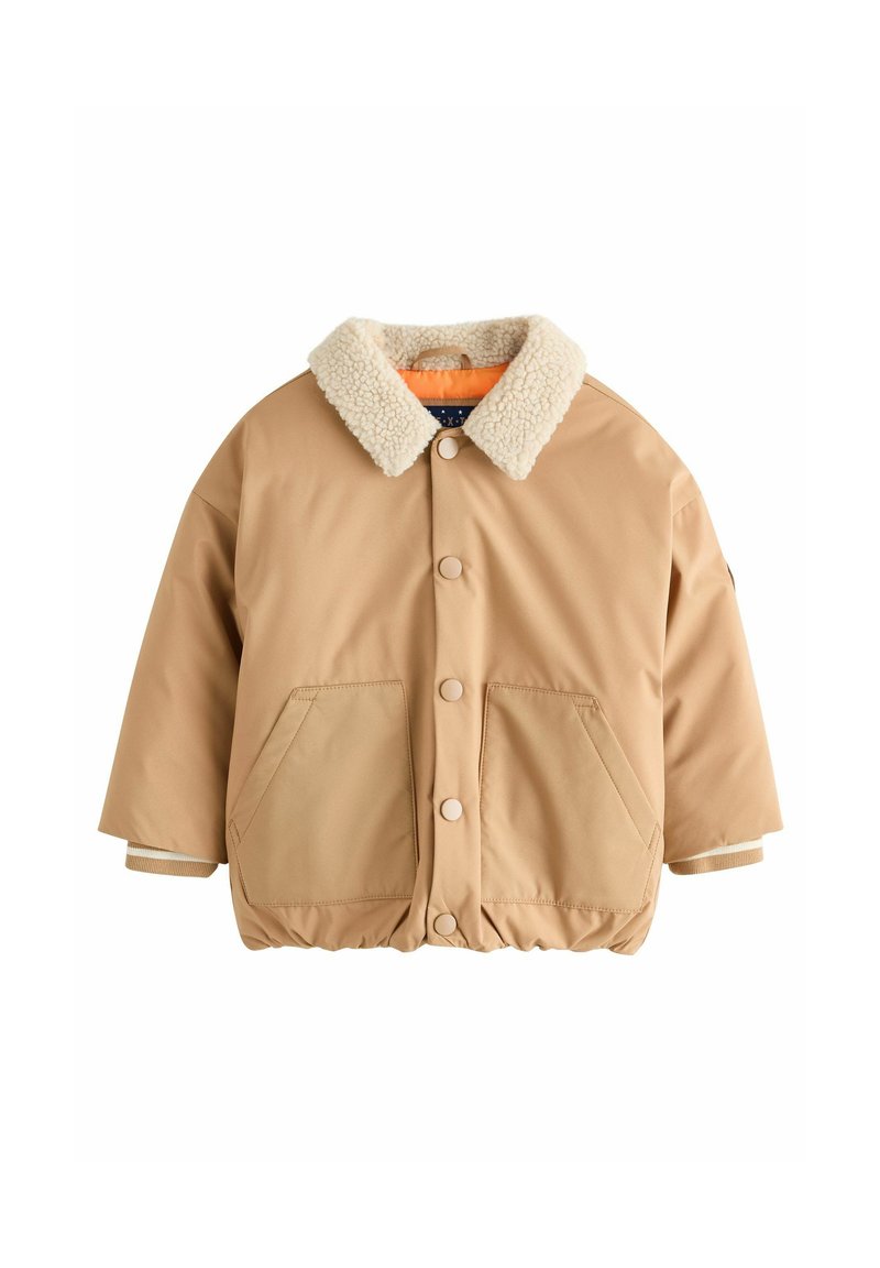 Chaqueta marrón hecha de tela suave, con un suave cuello de sherpa en color crema, botones de presión en la parte delantera y dos bolsillos laterales.