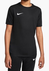 Camiseta deportiva negra de manga corta fabricada con una tela suave. Presenta un logo de Nike en color blanco en la parte superior izquierda del pecho y un cuello redondo.