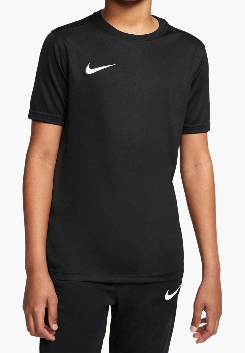 Camiseta deportiva negra de manga corta fabricada con una tela suave. Presenta un logo de Nike en color blanco en la parte superior izquierda del pecho y un cuello redondo.