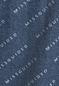 Mörkblå denim med ett upprepat mönster av ordet "MISGUIDED" i ljusblått, med en lätt textur och mjukhet.