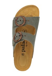 Sandal in tessuto verde con due fibbie regolabili in legno marrone, soletta simile al sughero e suola piatta. Presenta due sezioni ritagliate sulla parte superiore.