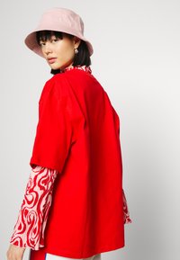 adidas Originals TEE - Paprasti marškinėliai - vivid red