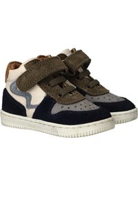 Baskets à fermeture Velcro en suede bleu marine et olive, avec des accents en cuir gris et des détails perforés, dotées d'une semelle en caoutchouc blanc robuste.