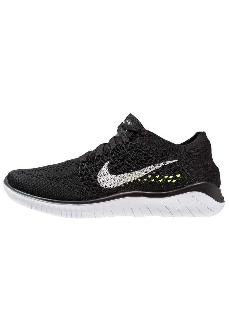 Scarpa sportiva nera con una parte superiore in mesh traspirante, caratterizzata da un logo Nike bianco, accenti giallo neon discreti e una suola bianca testurizzata.
