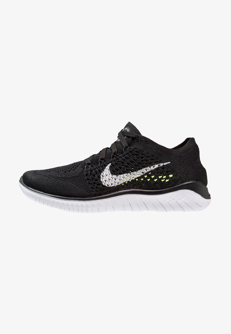 Chaussure de sport noire avec une tige en mesh respirant, dotée d'un logo Nike en blanc, de subtils accents jaune fluo et d'une semelle extérieure blanche texturée.