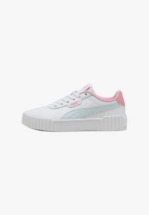 Weißer Puma-Sneaker mit rosa Akzenten und hellblauem Streifen, dicke strukturiere Sohle und Schnürung, von der Außenseite des Schuhs gezeigt.