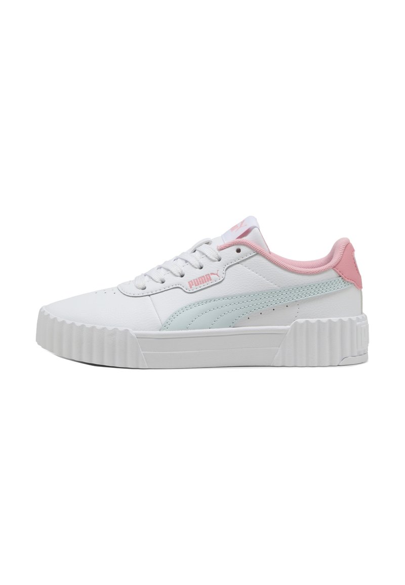 Sneaker Puma blanc avec des accents roses et une bande bleu clair, semelle épaisse texturée et système de laçage à l'avant, vue depuis le côté extérieur de la chaussure.