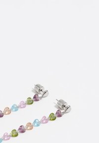 Orecchini a forma di cuore realizzati con perline di resina colorate in rosa, viola, verde e blu, con componenti in metallo argento e chiusura a perno.