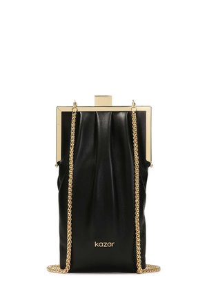 Borsa a pochette nera in pelle con una cornice dorata, dotata di una tracolla a catena e di un design a pieghe. Logo del marchio "kazar" impresso sul davanti.
