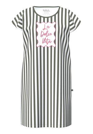 Frau mit langen blonden Haaren, die ein grün-weiß vertikal gestreiftes Hemd mit pinkem Saum und dem Schriftzug „La Dolce Vita“ vorne trägt.