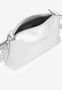 Bolso bandolera sintético plateado con superficie texturizada, cierre con cremallera y correa desmontable. El interior cuenta con un forro oscuro.