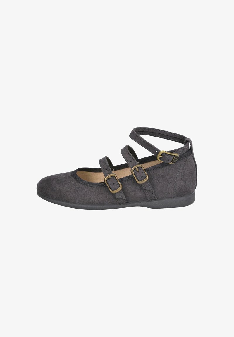 Zapato plano de ante gris con tres correas con hebilla, punta redondeada y suela flexible. Cuenta con un forro interior beige y un tacón bajo.