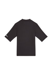 Svart kortärmad topp i slät tyg, med hög krage och minimalistisk design samt en liten logodetalj på ärmen.