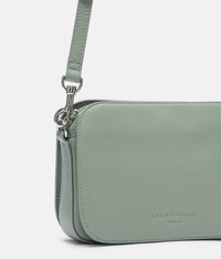 Borsa a tracolla in pelle verde menta con una texture liscia, hardware in argento e chiusura con zip. Nome del marchio impresso sulla parte frontale.