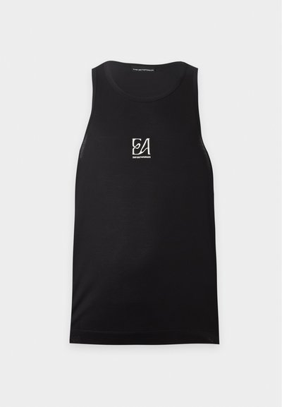 Μαύρο αμάνικο τοπ με λευκό λογότυπο "EA Emporio Armani" στο κέντρο στο στήθος, εμφανίζεται σε ανοιχτό γκρι φόντο.