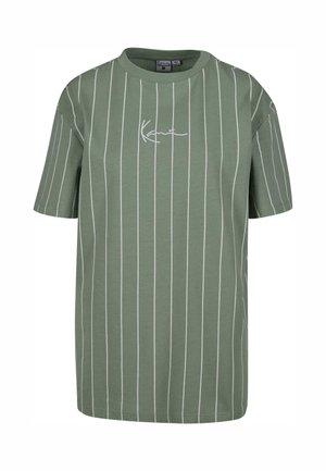 Tricou verde cu mânecă scurtă, cu dungi verticale albe și un detaliu imprimat cu semnătura pe partea din față. Fabricat dintr-un amestec de bumbac, are un guler rotund.