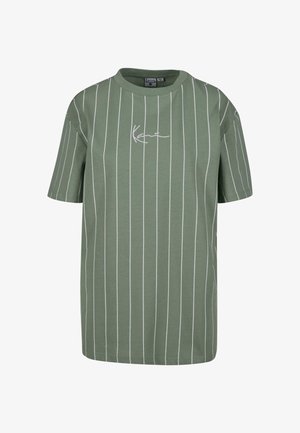 T-shirt verde a maniche corte con strisce verticali bianche e dettagli della firma stampati sul davanti. Realizzato in misto cotone, presenta un collo rotondo.