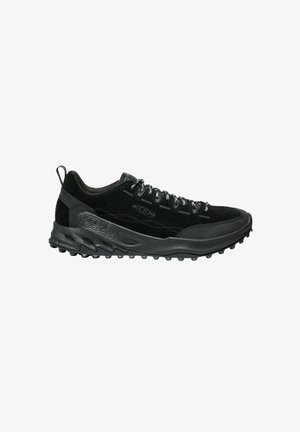 Zwarte sportieve schoenen met een suède bovenwerk en rubberen zool. Voorzien van een vetersysteem, een gevoerde kraag en een gestructureerd loopvlakpatroon voor grip.