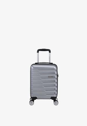 Silberner Hartschalen-Kabinenkoffer mit vier Spinner-Rollen und einem schwarzen, ausziehbaren Griff, vorne mit dem Markenlogo American Tourister.