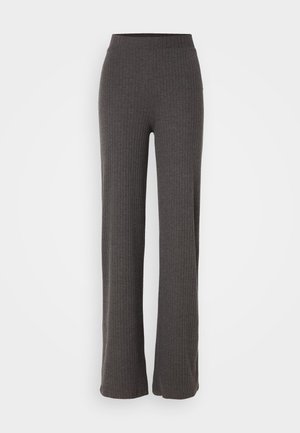 Grå ribbestrikkede bukser med vide ben og elastisk liv. Stoffet har en teksturert utseende, som gir en avslappet passform.