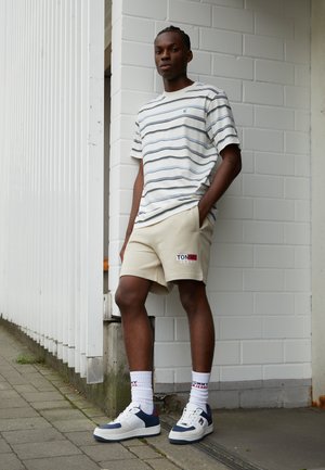 ENTRY FLAG - Shorts - savannah sand