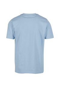 Svijetloplava pamučna majica s kratkim rukavima i okruglim izrezom. Jednostavan dizajn, mekana tekstura i bez uzoraka ili grafike. Prikazan stražnji pogled.