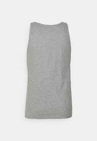 Grå ærmeløs tanktop lavet af blød bomuld. Har rund halsudskæring og glat tekstur. Ingen synlige logoer eller mønstre.
