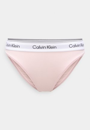 Bikini de algodón de color rosa claro con una cintura blanca que lleva el logo negro de "Calvin Klein". Textura suave con un diseño de corte clásico.