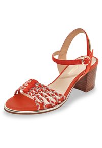 Sandalo rosso in suede con dettagli intrecciati, cinturino alla caviglia, fibbia dorata, punta aperta e tacco impilato marrone medio. Rivestimento interno in tessuto liscio.
