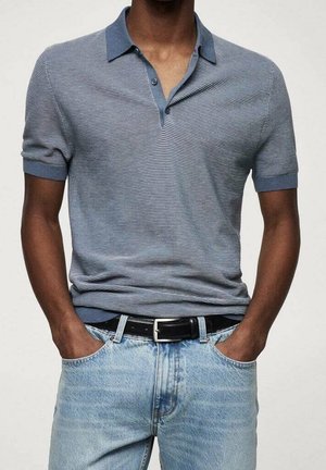 Stribet kortærmet polo skjorte i blå nuancer med en kontrasterende krave, to-knap placket og tætsiddende design. Sammen med lyse denim jeans.