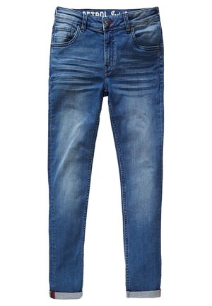 Blå denimjeans med slim fit, let slidsering, fem lommer og opkrøllede bukseben, med et logo på taljen og skinnende hardware.