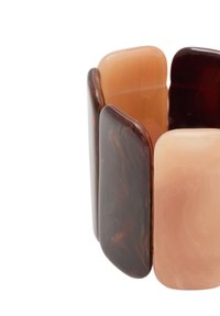 Chunky armband gjord av slät, marmorliknande resin i varma toner av bärnsten och rosé, med rektangulära länkar placerade kant i kant.