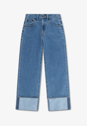 Jeans en denim bleu à jambes larges avec revers retroussés, bouton avant et cinq poches, posés à plat sur fond blanc.