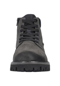 Botín de ante gris con cordones negros y suela de goma texturizada. Con cremallera lateral y punta redondeada.