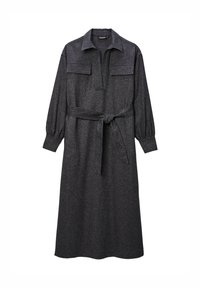 Robe grise à manches longues en tissu texturé avec un col, deux poches poitrine et une taille ceinturée pour un ajustement réglable.
