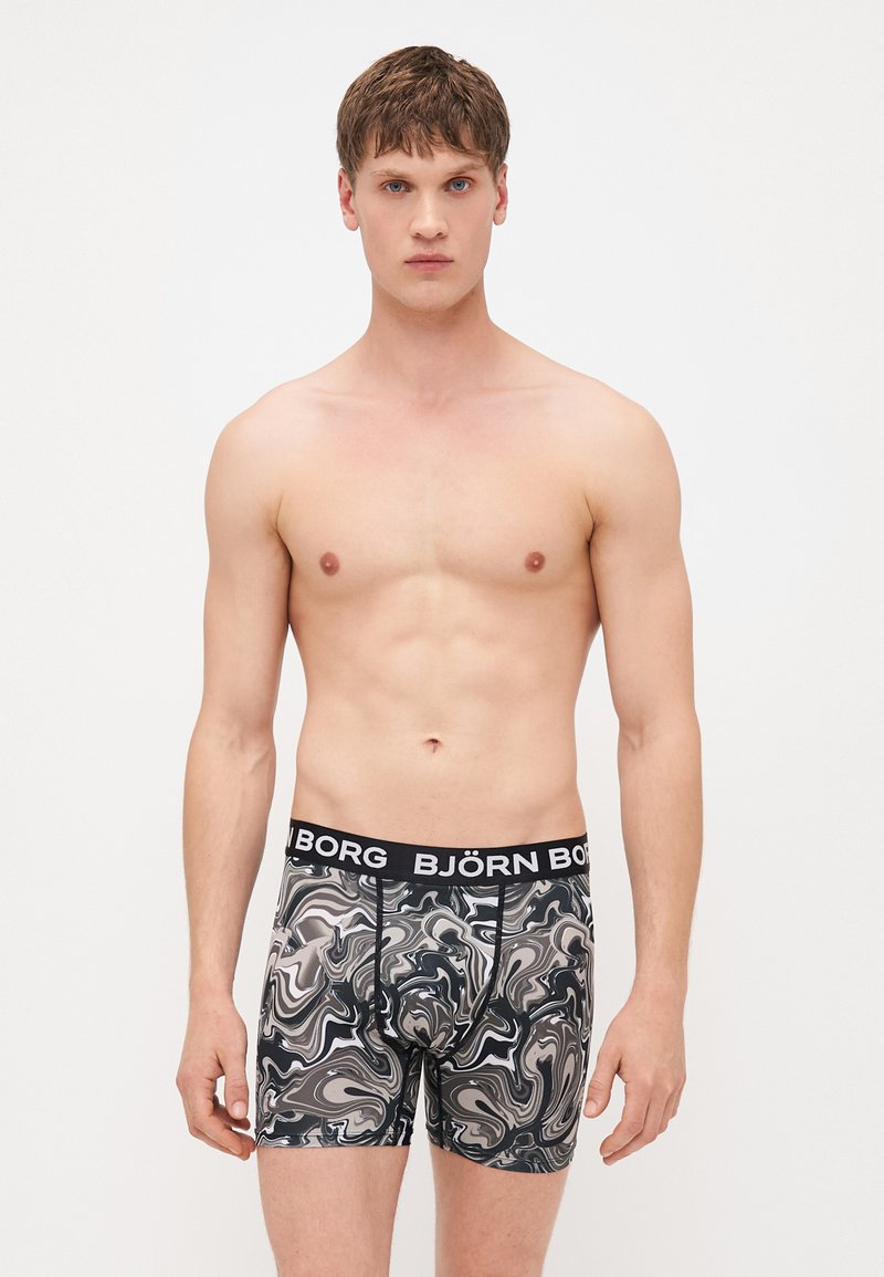 Crne i sive bokserice s mramorastim uzorkom s crnim elastičnim pojasom s logotipom "BJÖRN BORG"; kroj koji se prilagođava tijelu i glatka tekstura.