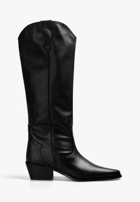 Bota de cowboy de cuero negro con punta puntiaguda y tacón bloque de altura media. Presenta detalles de costura y un cañón alto que se ensancha en la parte superior.