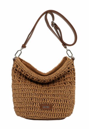 Borsa a tracolla marrone intrecciata con tracolla regolabile in pelle e patch rettangolare del marchio sul davanti, aperta con cerniera nella parte superiore.