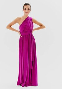 Jednoduché šaty s jedním ramenem v jasné fuchsiové barvě, s vysoce kvalitním, zavinutým pasem a jemnou, strukturovanou tkaninou. Navrženo pro elegantní pohyb.