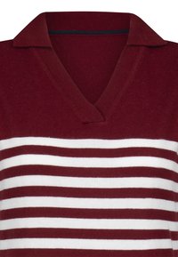 Maglione a righe rosse e bianche con scollo a V e design con colletto. La texture è liscia con uno spessore medio.