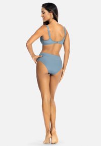 Jasnoniebieski bikini z prążkowanego materiału, składający się z usztywnianego biustonosza na regulowanych ramiączkach oraz wysokich majtek, charakteryzujący się gładką teksturą.