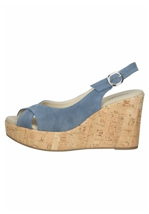 Sandale compensée en daim bleu avec talon plateforme en liège et bride de cheville réglable avec boucle argentée.