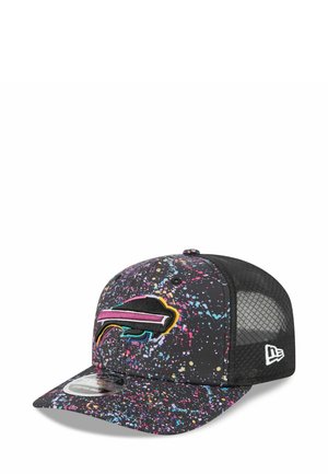 Casquette noire avec un motif éclaboussé de différentes couleurs, comportant un logo coloré brodé à l'avant et des panneaux arrière en mesh.