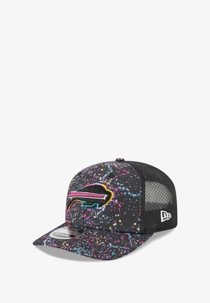 Casquette noire avec un motif éclaboussé de différentes couleurs, comportant un logo coloré brodé à l'avant et des panneaux arrière en mesh.