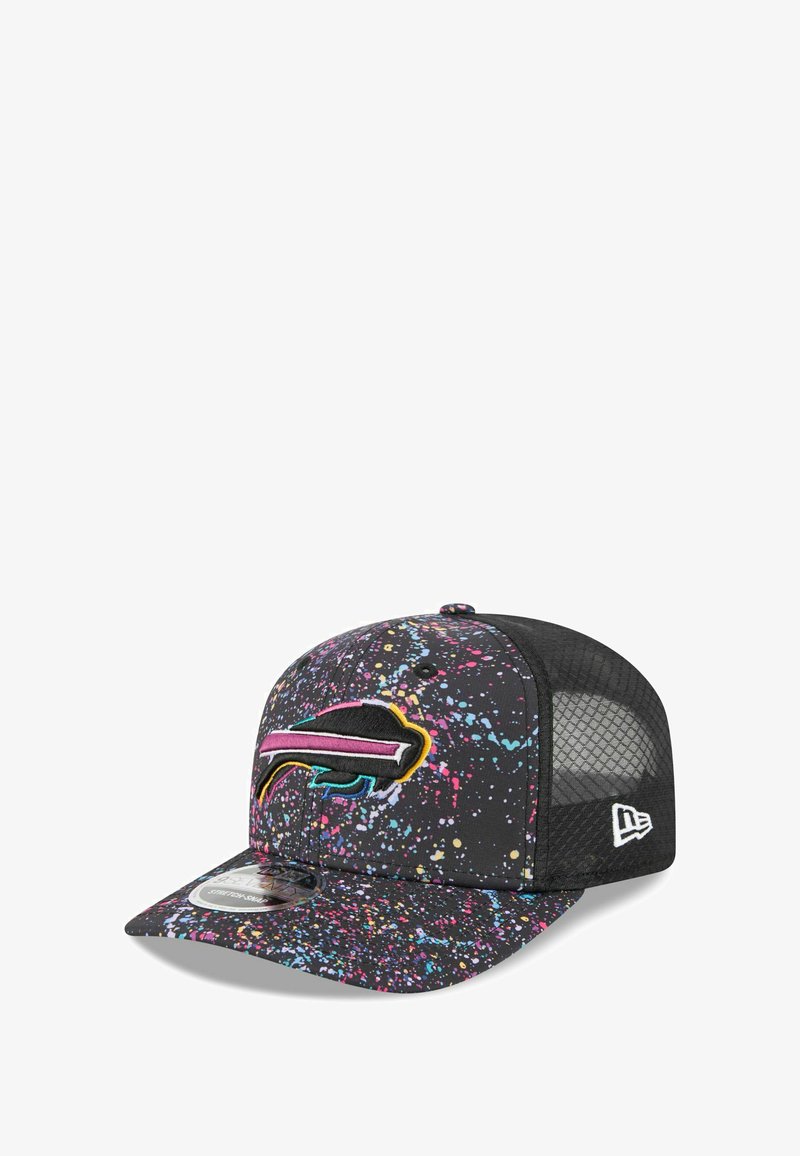 Casquette noire avec un motif éclaboussé de différentes couleurs, comportant un logo coloré brodé à l'avant et des panneaux arrière en mesh.