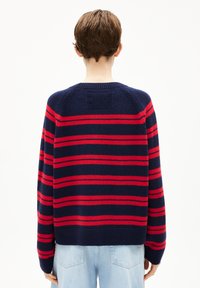 Marineblauer Pullover mit roten horizontalen Streifen, strukturiertem Strick, gerippten Bündchen und Saum, mit schlichter Rückseite und rundem Ausschnitt.