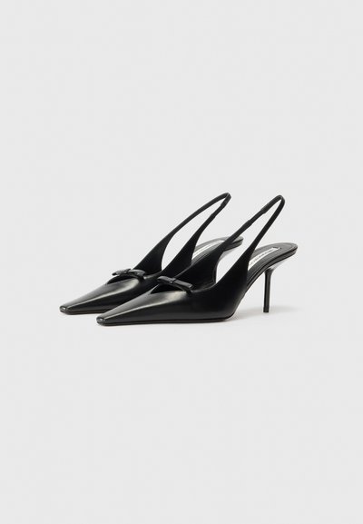 Črne usnjene salónke z ozko noskom, majhnim dekorativnim vozelom spredaj in tankim stiletto peto. Gladka tekstura, minimalistična zasnova.