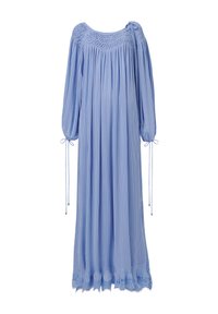 Vestido largo color azul claro con textura plisada, escote fruncido, mangas abullonadas, detalles de lazo en los puños y dobladillo con forma de ondas.