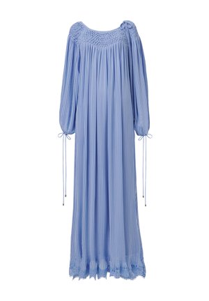 Vestido largo color azul claro con textura plisada, escote fruncido, mangas abullonadas, detalles de lazo en los puños y dobladillo con forma de ondas.