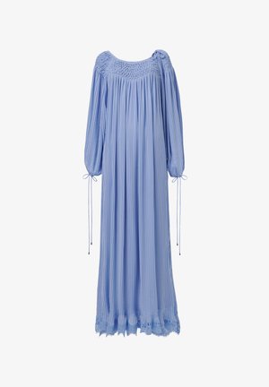 Lichtblauwe lange jurk met geplooide textuur, smockhalslijn, pofmouwen, strikdetails bij de manchetten en een gegolfde zoom.